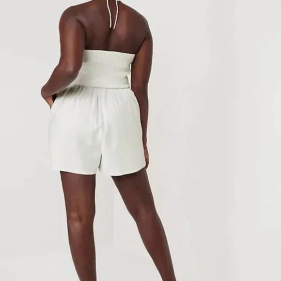 New  Old Navy Linen-Blend O-Ring Halter Romper for Women -- 3.inch inseam - Picture 5 of 8